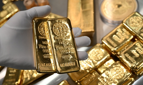Global gold prices turn lower