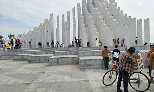 Street vendors, trash besiege trillion-dong park in Vung Tau