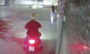 Young man covers license plate, harasses girl in Ho Chi Minh City