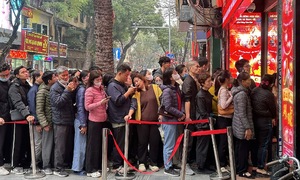 Queues for gold and silver despite steep price drops