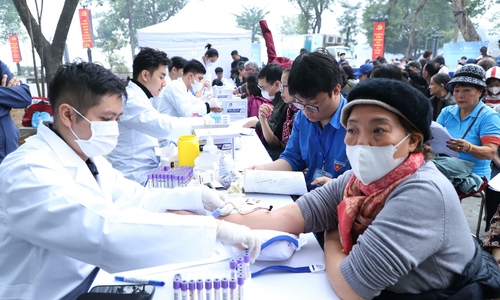 Over 1,000 elderly receive free health checks near Tet holiday