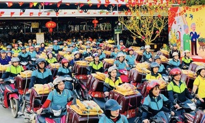 Textile workers receive Tet bonuses up to '15th month salary'