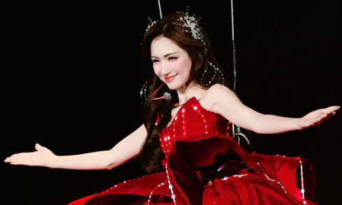 Hoa Minzy performs aerial act at concert