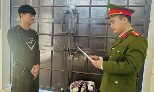 Impersonating a celebrity to approach, sexually assault a 16-year-old girl