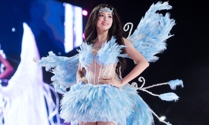 Beauty queens and runner-ups walk the runway at Hoa Minzy's concert