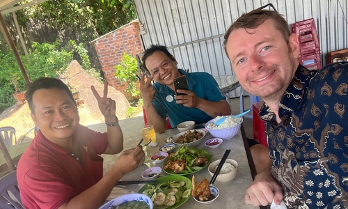 Foreigners learn to live with Vietnamese neighbors
