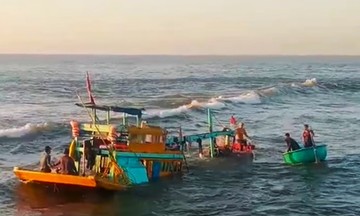 Boat carrying 15 people sinks