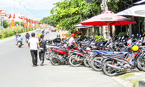 Do motorcycles parked on the road need their wheels to be 25 cm from the curb?