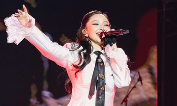 Toc Tien's performance with 'Em xinh' group earns acclaim