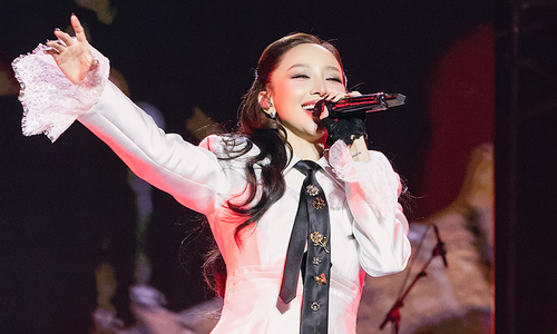 Toc Tien's performance with 'Em xinh' group earns acclaim