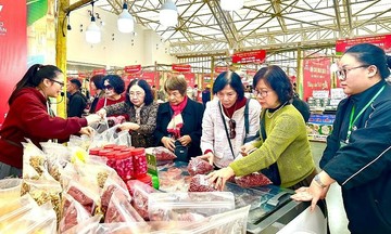 Tens of thousands flock to spring fair opening