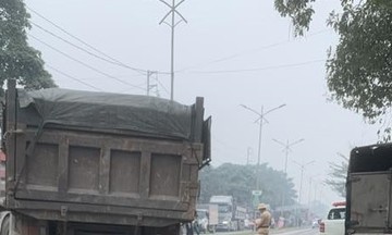 Traffic police officer killed after being struck by truck during inspection