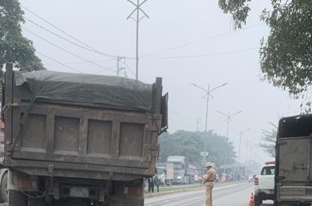 Traffic police officer killed after being struck by truck during inspection