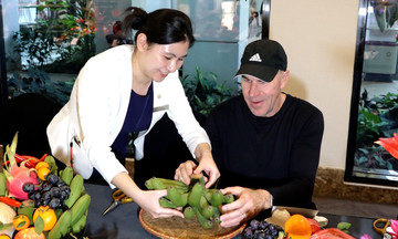Foreign visitors learn to arrange traditional five-fruit tray for Vietnamese Tet