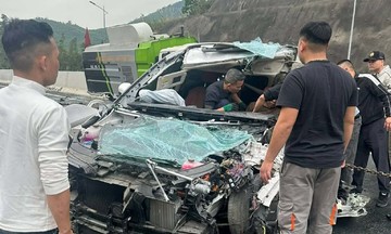7-seater car rear-ends street sweeper on Hai Phong - Mong Cai expressway