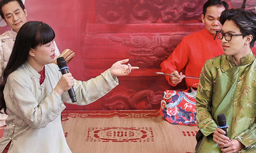 Artist Mai Tuyet Hoa performs xam with her Gen Z son