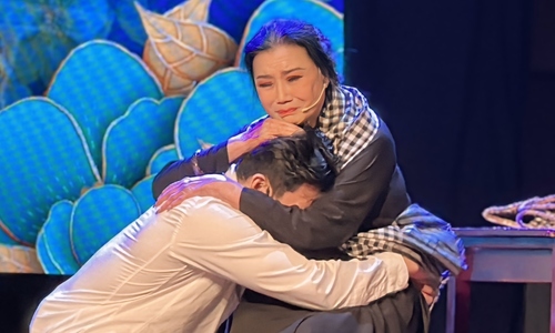 Artist Kim Cuong returns to stage