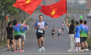 Vnexpress marathon all-star takes place in cold rain and strong winds