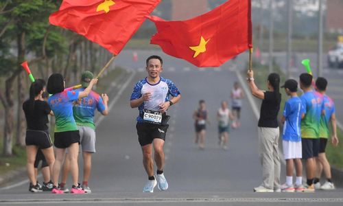 Vnexpress marathon all-star takes place in cold rain and strong winds