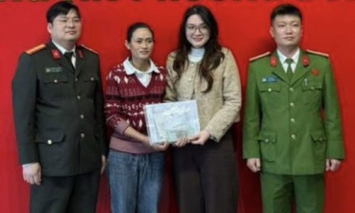 Sanitation worker finds bag with over 1.4 billion VND while sweeping