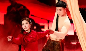 'Circus heartthrob' helps Hoa Minzy perform aerial stunt at concert