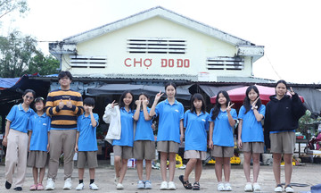 Students discover Do Do market after reading Nguyen Nhat Anh's books