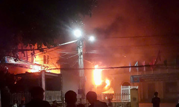 Major fire at rattan workshop spanning thousands of square meters on Hanoi's outskirts