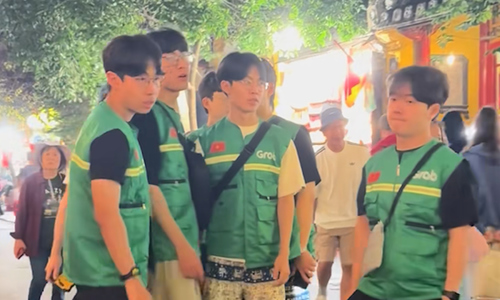 Foreign tourists hunt for Grab shirts as souvenirs when visiting Vietnam