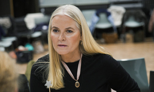 Norway's crown princess apologizes for Epstein ties