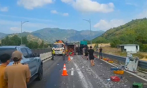 Four-car pile-up on Vinh Hao - Phan Thiet expressway