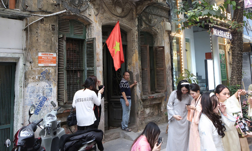 Family's home becomes an unwilling "hot" photo spot, causing distress