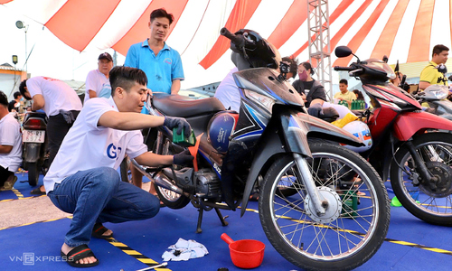 Free vehicle maintenance for workers heading home for Tet