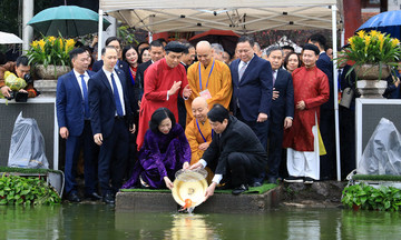 President Luong Cuong releases carp into Hoan Kiem Lake