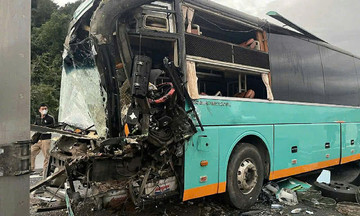 Four passenger cars and trucks collide on Van Phong - Nha Trang expressway