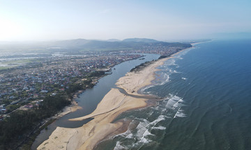 Ly Hoa river mouth in Quang Tri completely blocked by sand