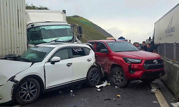 Ham Nghi - Vung Ang expressway congested for 5 km after two multi-vehicle accidents