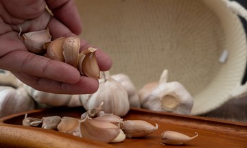 Does smelling garlic help reduce shortness of breath and nasal congestion in children?