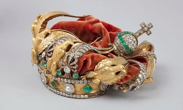 Empress Eugenie's crown crumpled after Louvre heist