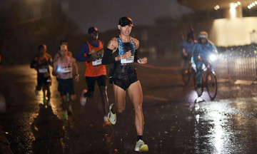 "Water battle" in cold rain at VnExpress Marathon All-Star 2026