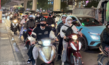 Hanoi commuters 'wrestle' with pre-Tet traffic