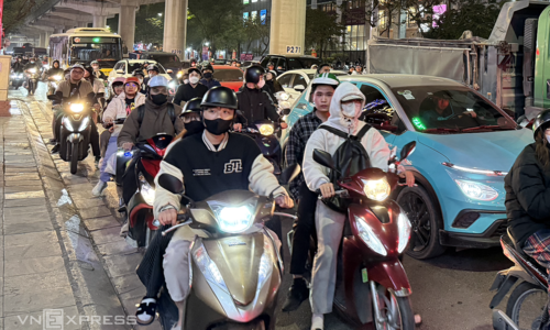 Hanoi commuters 'wrestle' with pre-Tet traffic