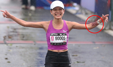 Hong Le breaks national record with 'code' on her arm