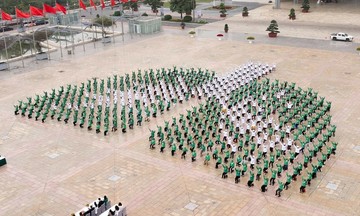 500 elderly form Vietnam's largest green lung image