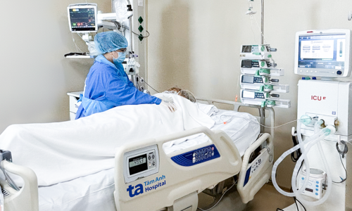 Elderly woman in critical condition due to influenza A complications