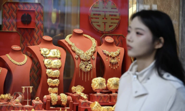 Malaysians with gold struggle to access cash