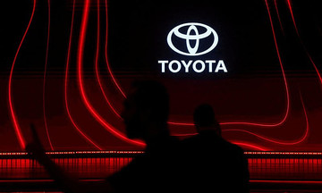 electric vehicle demand drops, Toyota boosts global hybrid production