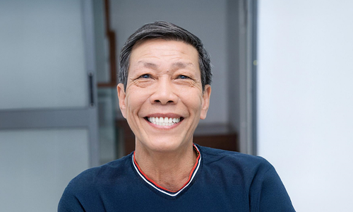 Australian Vietnamese expatriate smiles again with dental implants at SGC