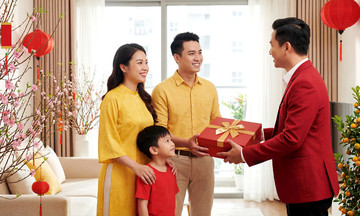 Many families plan health and finances for Tet