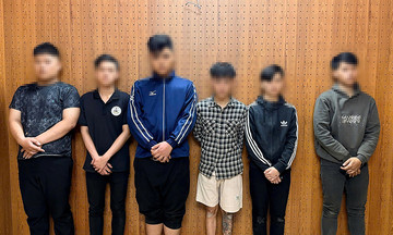 Teen group blocks vehicle, assaults person on overpass at dawn