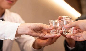 Man nearly dies after drinking alcohol while taking toothache medication